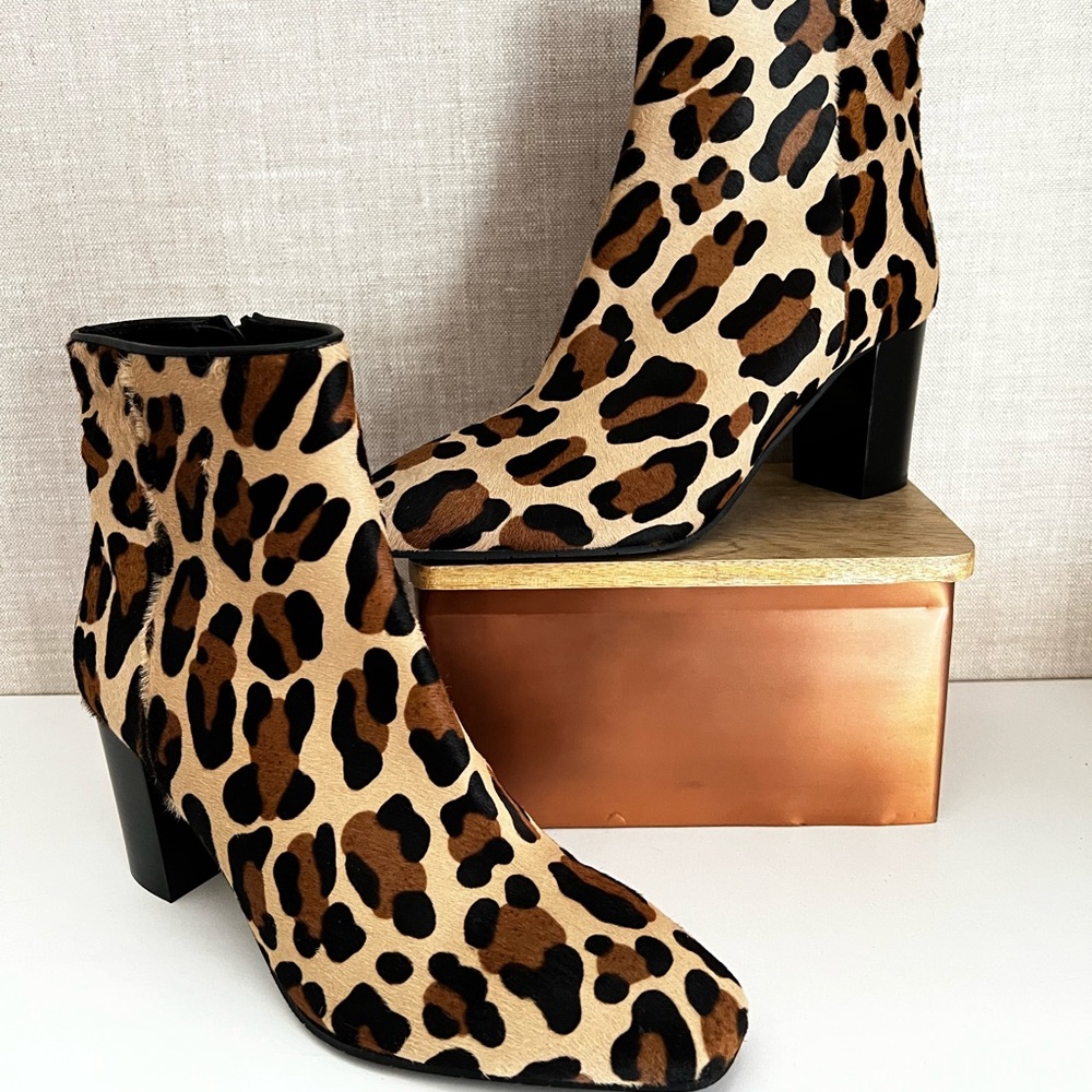 NIB - NEVER WORN - Aquatalia size 9 Florita Animal Print Calf-Hair Ankle Boots